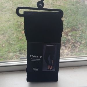 Torrid black cropped leggings